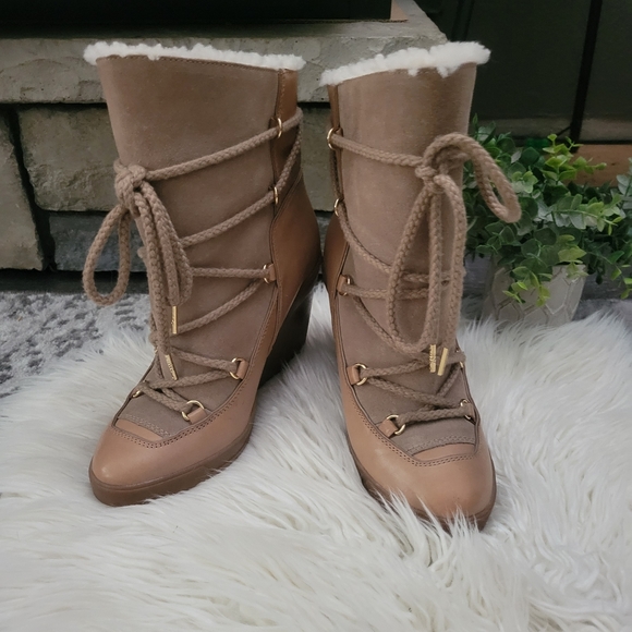 Authentic Michael Kors genuine Sheep Fur Leather Wedge Boot size 8.5 - Picture 2 of 12